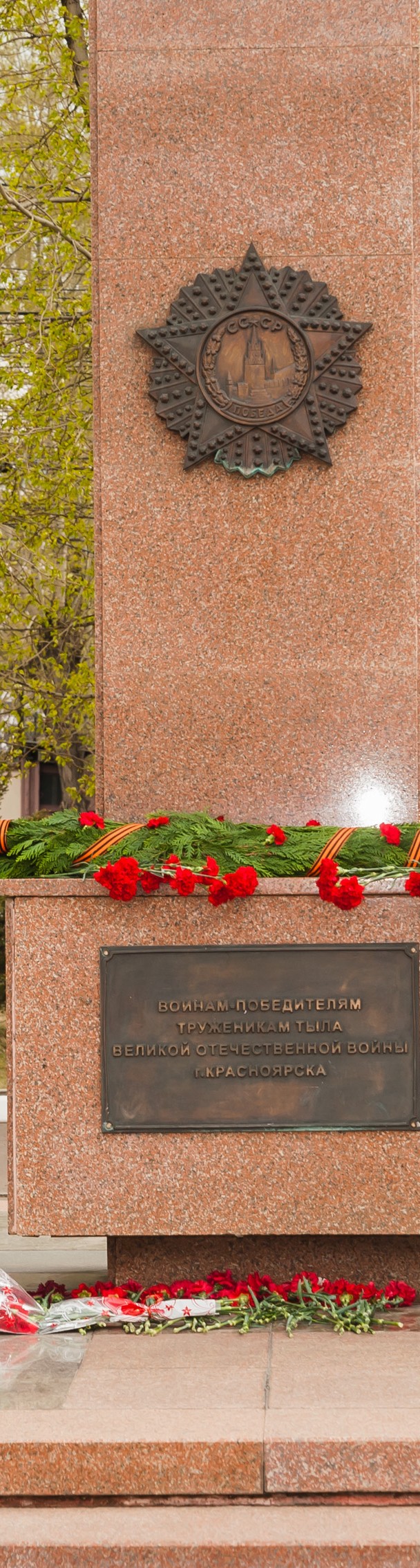 Возложения цветов как дань памяти и уважения погибшим защитникам Родины.